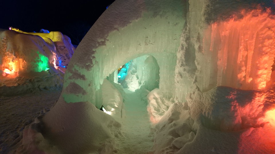支笏湖氷濤まつり会場通路脇小トンネル