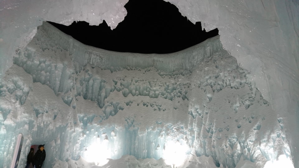 支笏湖氷濤まつりブルーシャトー付近高壁通路内から