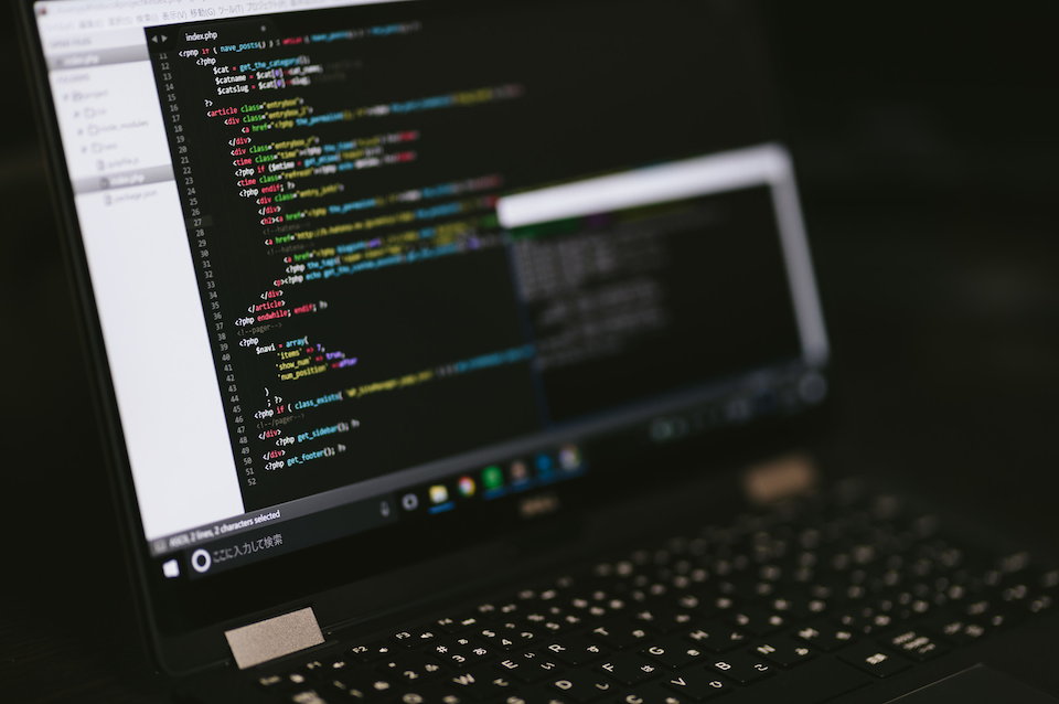 ノートパソコンの画面に表示されたプログラムコード