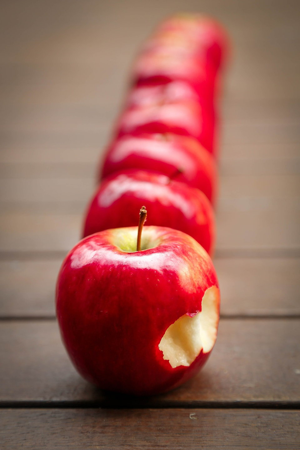 縦一列に並んだリンゴ