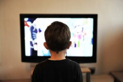 テレビ リビング 子供
