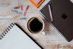 コーヒー 閉じたパソコン メモ帳 クリップ 付箋